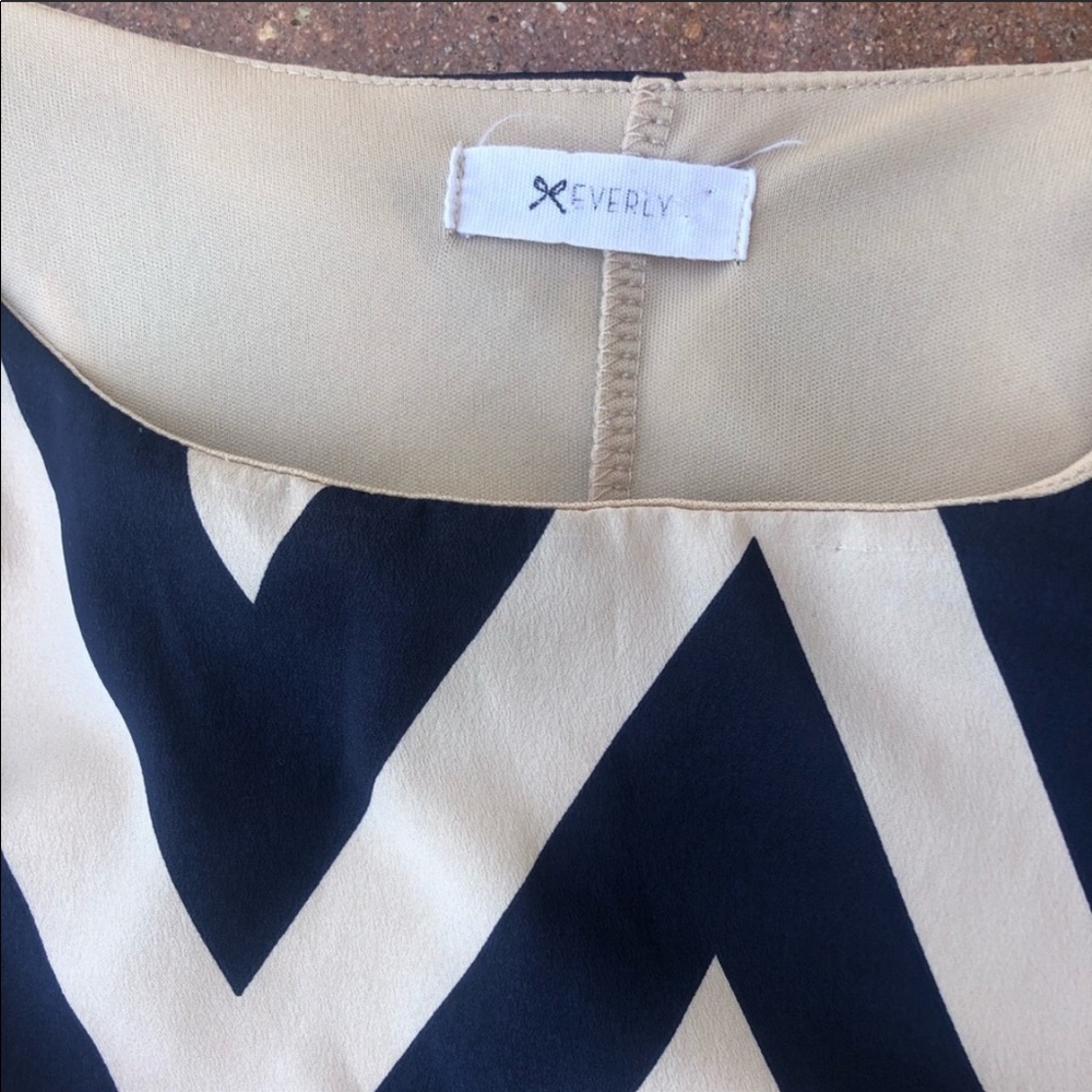 Everly chevron 3/4 sleeve dress - Picture 3 of 4